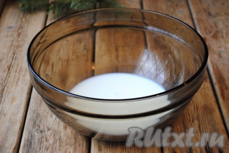Молоко подогреть. Тёплое молоко налить в миску. 