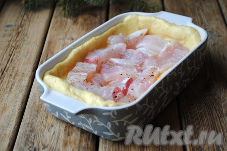 На овощи выложить филе пангасиуса.