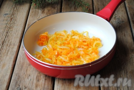 Для приготовления начинки очистить лук и морковь. Лук, нарезанный полукольцами, и морковь, натёртую на средней тёрке, обжарить на небольшом количестве растительного масла в течение минут 5-7 (до золотистого цвета), периодически помешивая. 