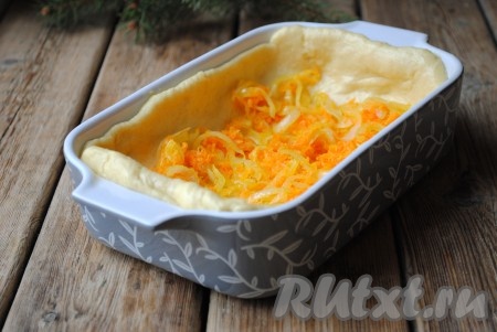 Выложить на тесто обжаренные овощи.
