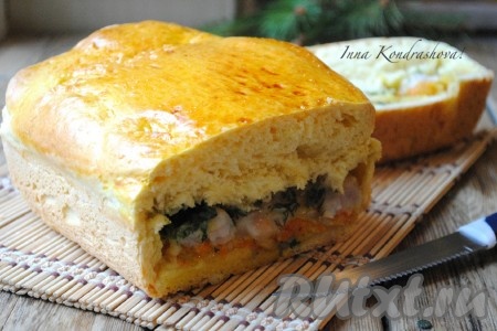 Разрезать пирог на порционные кусочки и подать на стол.&nbsp;
