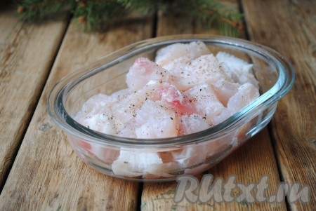 Филе пангасиуса вымыть, обсушить бумажным полотенцем, нарезать на порционные кусочки, посолить и поперчить по вкусу. Укроп вымыть и мелко нарезать.&nbsp;
