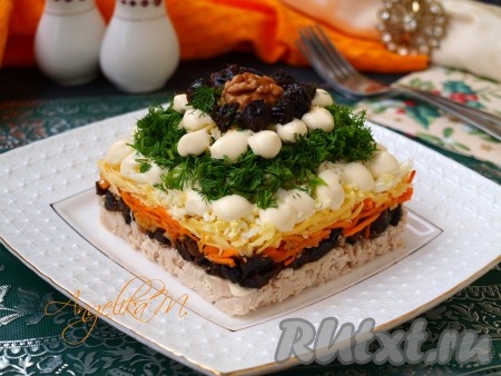 Далее выложить слой измельчённого укропа и украсить салат "Марсель" орехами и черносливом. Формочку аккуратно снять и подать салат к столу.