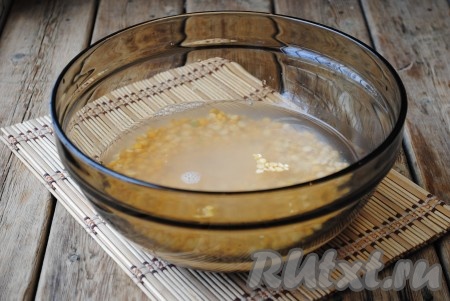 Горох вымыть, залить холодной водой и оставить на ночь или на пару часов. Затем воду слить, горох поместить в кастрюлю, залить 3 стаканами чистой воды, отправить на огонь, довести до кипения и варить на небольшом огне до готовности (у меня горох варился 1 час, но продолжительность варки зависит от сорта гороха).
