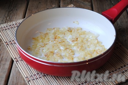 Обжарить лук на растительном масле&nbsp;до золотистого цвета, периодически помешивая (в течение минут 5).&nbsp;
