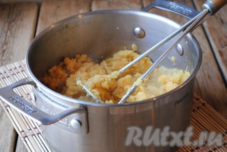 Толкушкой подавить горох, чтобы получилась более однородная масса.&nbsp;
