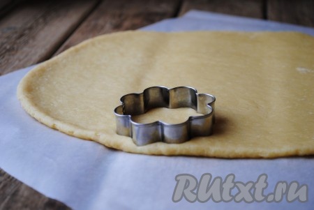 Формой для печенья вырезать из теста коржики.