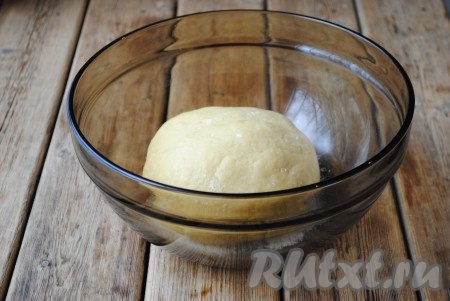 Добавляя понемногу муку и вмешивая её, учитывайте, что тесто должно получиться мягким и нежным, не липнущим к рукам. Главное не переборщить с мукой, чтобы молочные коржики не получились слишком твёрдыми и забитыми.