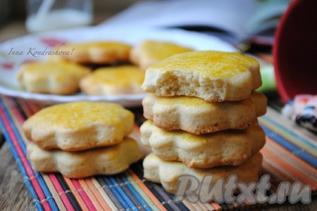 Готовую выпечку достать из духовки. Дать коржикам, замешанным на молоке, остыть и можно подавать на стол к чаю или молоку.&nbsp;Этот классический рецепт молочных коржиков проверен временем, в нашей семье он стал одним из самых любимых. Уверена, вкус этой нежной выпечки, приготовленной в домашних условиях, понравится и вам, и вашим близким и, возможно, как и мне, напомнит о детства.