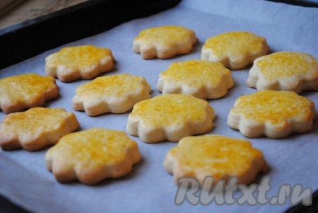 Выпекать молочные коржики в разогретой до 180 градусов духовке около 20 минут (до красивого золотистого цвета). Время выпечки зависит от толщины коржиков&nbsp;и особенностей вашей духовки. 