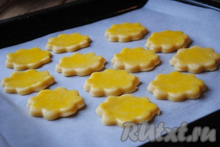 В небольшой ёмкости взбить до однородности 1 яйцо. Взбитым яйцом смазать верх каждого коржика.