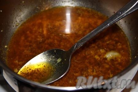 В сотейник налить растительное масло и уксус, добавить&nbsp;приправу для моркови по-корейски, пропущенный через пресс чеснок, хорошо перемешать, довести до кипения и снять с огня.
