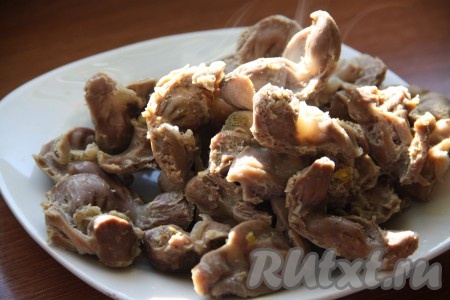 Куриные желудки промыть и отварить в воде до готовности в течение 20 минут, затем остудить и нарезать соломкой.