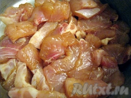 Рыбу нарезать порционными кусочками, залить соевым соусом, посыпать карри и перемешать.