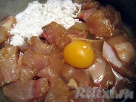 Добавить к рыбе крахмал и яйцо.