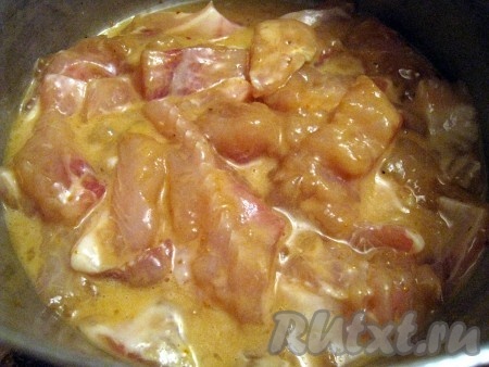 Равномерно перемешать рыбу с яйцом и крахмалом.