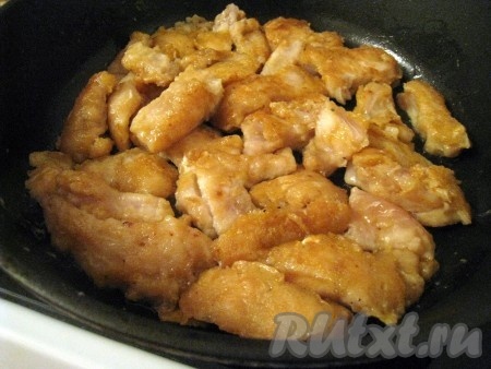 Жарить на сильном огне на сковороде в растительном масле, минут 10 постоянно встряхивая, а потом ещё минут 5 на среднем, переворачивая и помешивая.