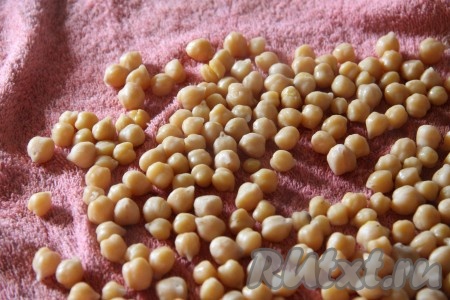 С нута слить воду и обсушить.
