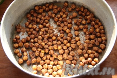 Отдельно смешать сахарную пудру, какао и корицу. Обвалять нут в получившейся сладкой смеси. Нут распределить в один слой в форме для запекания (при желании форму для выпечки можно застелить пергаментной бумагой) и отправить в духовку, разогретую до 180 градусов.
