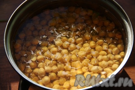 Нут полностью залить холодной водой и оставить на ночь. Утром воду слить, залить нут чистой водой и отварить в течение минут 20 с момента закипания (смотрите, чтобы нут не разварился).