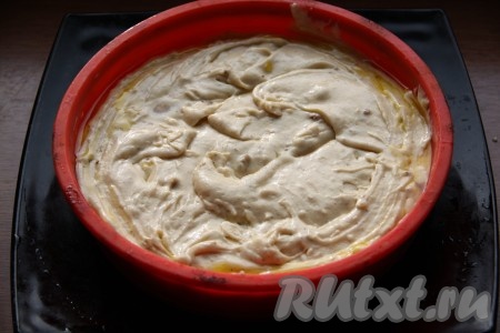 Полученное тесто вылить на карамель с айвой и аккуратно распределить лопаткой.
