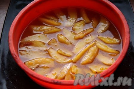 Вылить карамель на дно формы и оставить "схватиться" (если форма не силиконовая, её можно смазать маслом). Пока карамель остывает, приготовить тесто.