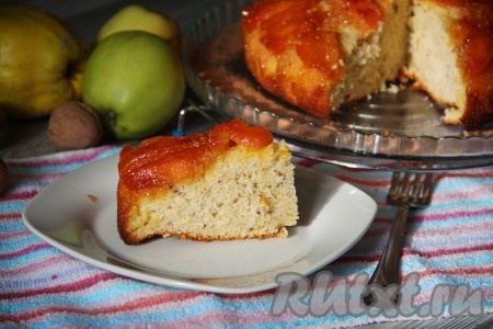 Необыкновенно вкусный и ароматный пирог с айвой и орехами готов.
