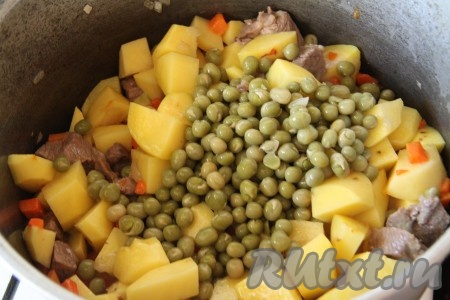 Когда картошка обжарится до полуготовности, добавить горошек и залить всё водой, чтобы она почти покрыла наш картофель. Позже картошка "усядется" и вода покроет её полностью.