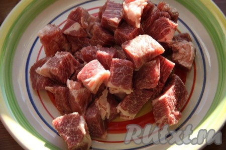 Свинину нарезать на небольшие кубики, посолить и обжарить на сильном огне, периодически перемешивая, в казане с добавлением растительного масла. Не следует сильно обжаривать мясо, достаточно, чтобы оно подрумянилось с боков (на это уйдёт 5-7 минут).