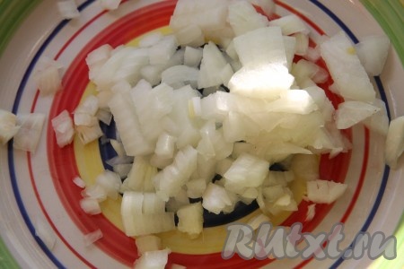 К поджаренной свинине добавить очищенные и мелко нарезанные луковицы, обжаривать на небольшом огне, иногда помешивая, до прозрачности лука (5-7 минут). Можно добавить щепотку соды, тогда лук как бы расплавится и будет томлёная, густая масса.