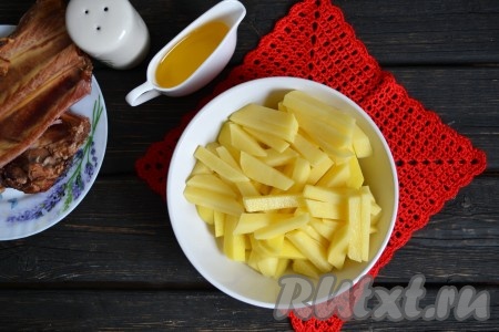 Очистить картофель и нарезать соломкой (можно нарезать и кубиками).
