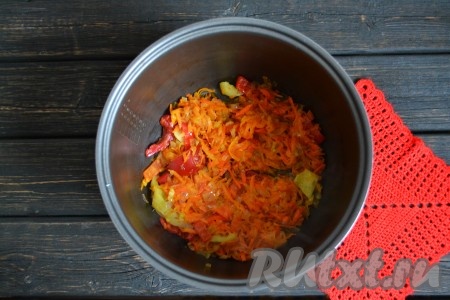 В чашу мультиварки влить растительное масло и прогреть его 1-2 минуты. Очистить и натереть морковь. Лук очистить и нарезать мелкими кубиками. Из перца удалить семена и плодоножку. Выложить морковь, лук и перец в чашу мультиварки и обжарить 2-3 минуты на режиме "Жарка", периодически помешивая. Овощи должны стать мягкими. Обжаренные овощи переложить из чаши мультиварки в мисочку.