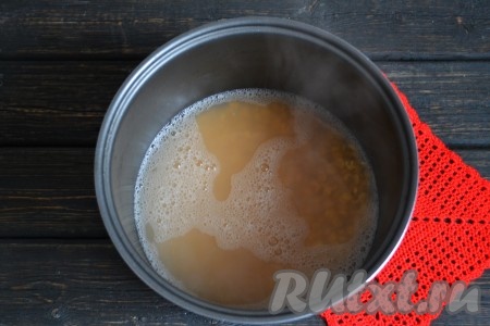 Горох перебрать от плохих зерен и мусора. Промыть горох холодной водой (это удобно делать в дуршлаге). Затем залить горох горячей водой и оставить на час, затем воду слить. Горох выложить в чашу мультиварки и залить 2 литрами чистой кипяченой воды. Крышку мультиварки закрыть, включить режим "Суп" на 1 час.