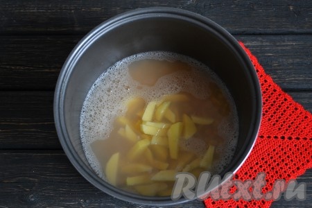 Когда мультиварка даст сигнал, что прошел час, к гороху добавить картофель.
