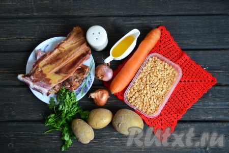 Подготовить необходимые ингредиенты для приготовления горохового супа с копчеными ребрышками в мультиварке 