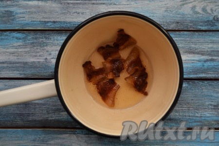 Сало нарезать тонкими ломтиками, выложить на сковороду и вытопить жир. Перед нарезанием сало лучше отправить на 15 минут в морозилку, тогда его будет легче резать и ломтики будут ровными. Аккуратно, с помощью шумовки, вынуть выжаренные шкварки. Они понадобятся позже.
