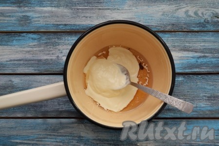 Когда вытопившийся жир (смалец) немного остынет, выложить к нему 70 грамм сметаны, перемешать до однородности.
