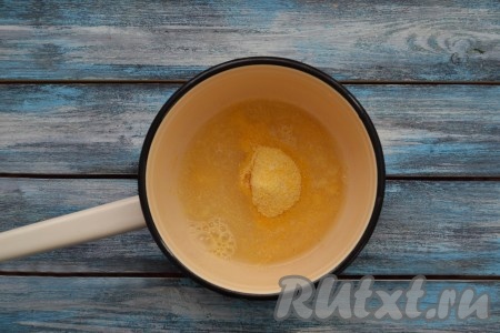 В сотейник всыпать кукурузную крупу и залить холодной водой. Перемешать всю массу, чтобы не было комков, и поставить на слабый огонь, все время помешивая, варить до готовности. Если варить мамалыгу с кукурузной мукой - то она сварится за 7-10 минут, а если из крупы мелкого помола - то за 15-20 минут, если из крупы крупного помола - то сварится за 30-35 минут.&nbsp;
