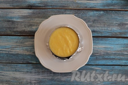 Разложить кашу по порционным чашам, мискам или формировочным кольцам. И дать ей время для полного остывания. 