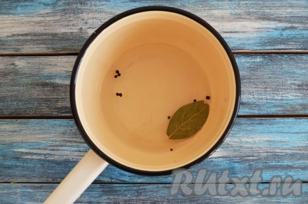 Приготовить маринад: в сотейник влить воду, добавить соль и сахар, выложить лавровый лист и горошины чёрного перца, довести до кипения, влить уксус и снять с огня. Остудить маринад до комнатной температуры.