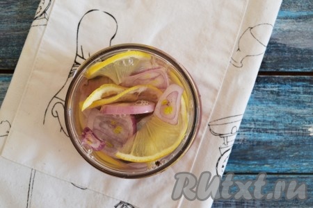 Залить селедку с луком и лимоном полностью остывшим маринадом, закрыть банку крышкой и поставить в холодильник на 4-5 часов.

