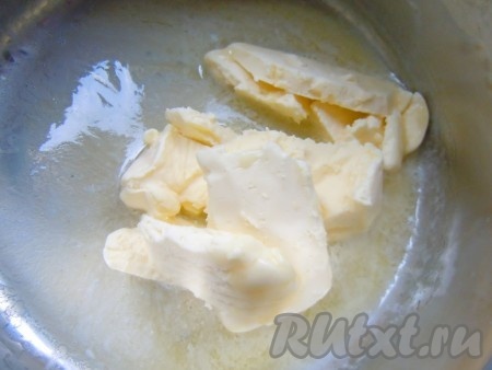 Тем временем растопить масло на водяной бане.