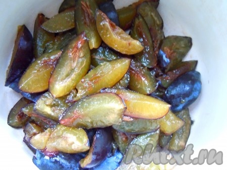 Сливы помыть и обсушить, отделить косточки, разрезать на четвертинки.