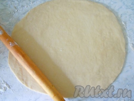 Тесто раскатать по размеру противня (не слишком тонко).