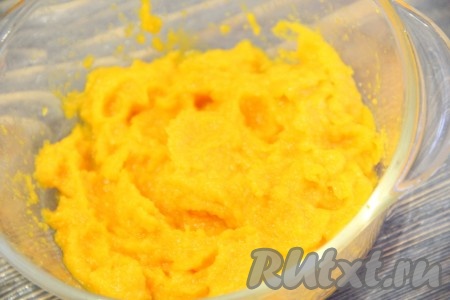 С помощью погружного блендера измельчить тыкву в однородное пюре, дать остыть.