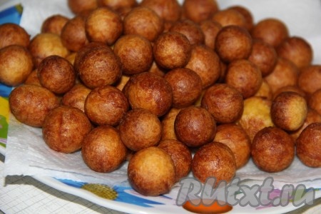 Пышки аккуратно доставать из фритюра шумовкой и выкладывать на бумажное полотенце, чтобы удалить излишки масла.