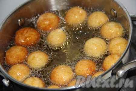 Готовое тесто слегка обмять. Растительное масло для фритюра хорошо разогреть. Тыквенное тесто брать чайной ложкой и опускать в масло (можно обмакнуть руки в масло и скатать из теста маленькие шарики, а затем уже отправлять их во фритюр). Жарить тыквенные пышки на среднем огне до золотистого цвета со всех сторон.