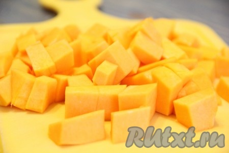Тыкву очистить от кожуры, удалить семечки и волокна. 200 грамм очищенной тыквы нарезать на средние кубики.