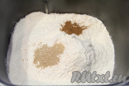 Затем, добавив в ведёрко хлебопечки просеянную муку, дрожжи и корицу, выставить режим "Замес теста" (у меня он длится 1,5 часа). В процессе замеса теста в хлебопечке нужно следить за формированием "колобка" из теста, если тесто будет сильно липнуть к стенкам ведёрка, нужно добавить немного муки. Можно сделать замес теста вручную, для этого нужно в тыквенное пюре влить тёплую воду (температура воды должна быть 38-40 градусов), всыпать дрожжи, корицу и сахар. Затем постепенно вводить в тесто муку, хорошо вмешивая её. Сначала вмешивать муку столовой ложкой, а когда тесто станет плотным, уже замешивать руками. Всего вымешивать тесто руками нужно не менее 7 минут. Тесто должно стать податливым и немного липнуть к рукам. Накрыть миску с тестом полотенцем и оставить в тепле на 1,5 часа.