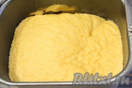 Дрожжевое тесто для тыквенных пышек увеличится в объёме в два-три раза.